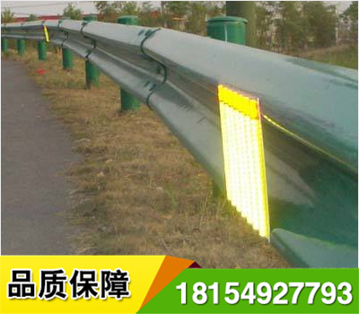 道路輪廊標(biāo)的英文名稱 Delineator，它是沿道路兩側(cè)邊緣設(shè)置、用于顯示道路邊界輪廓、指引車輛正常行駛、具有逆反射性能的一種交通安全設(shè)施，從功能上說，輪廓標(biāo)是一種視線誘導(dǎo)設(shè)